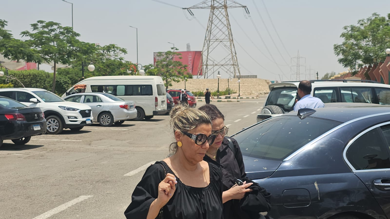 انهيار صديق عمره.. الصور الأولى لجنازة الفنان علاء عبد الخالق بمسجد الشرطة