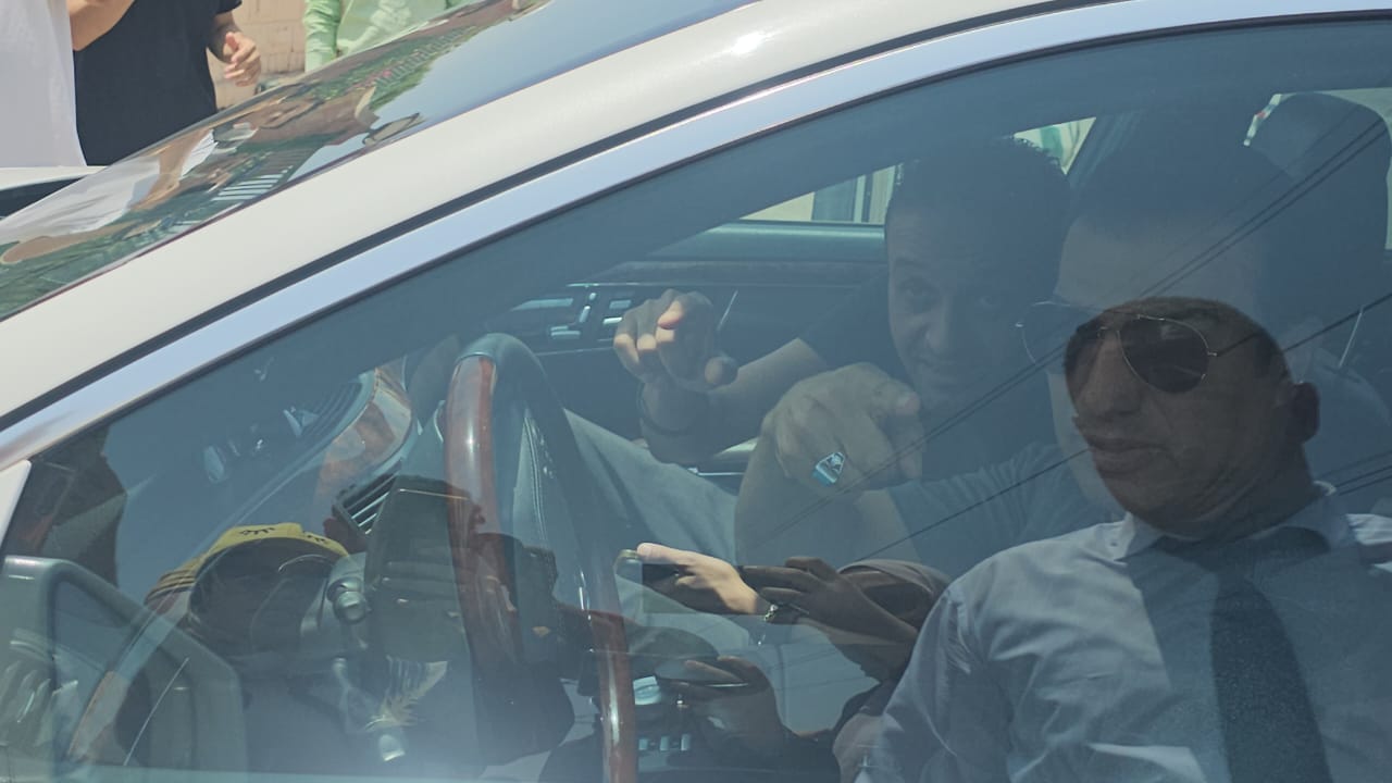 انهيار صديق عمره.. الصور الأولى لجنازة الفنان علاء عبد الخالق بمسجد الشرطة