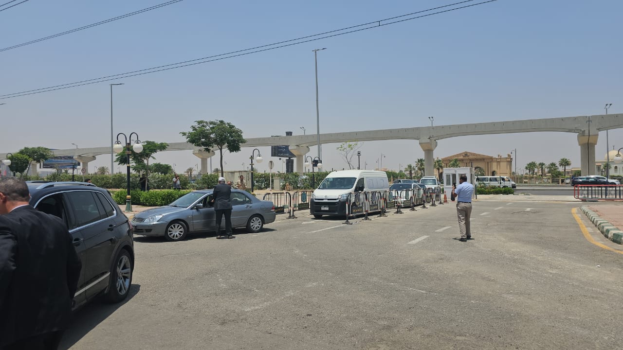 انهيار صديق عمره.. الصور الأولى لجنازة الفنان علاء عبد الخالق بمسجد الشرطة
