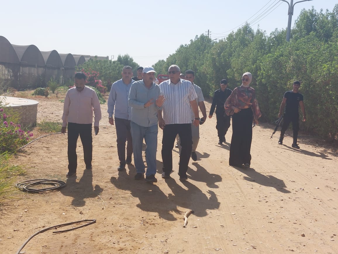 محافظ الوادي الجديد يتفقّد عددًا من المشروعات الزراعية في جولةٍ مفاجئة (2)