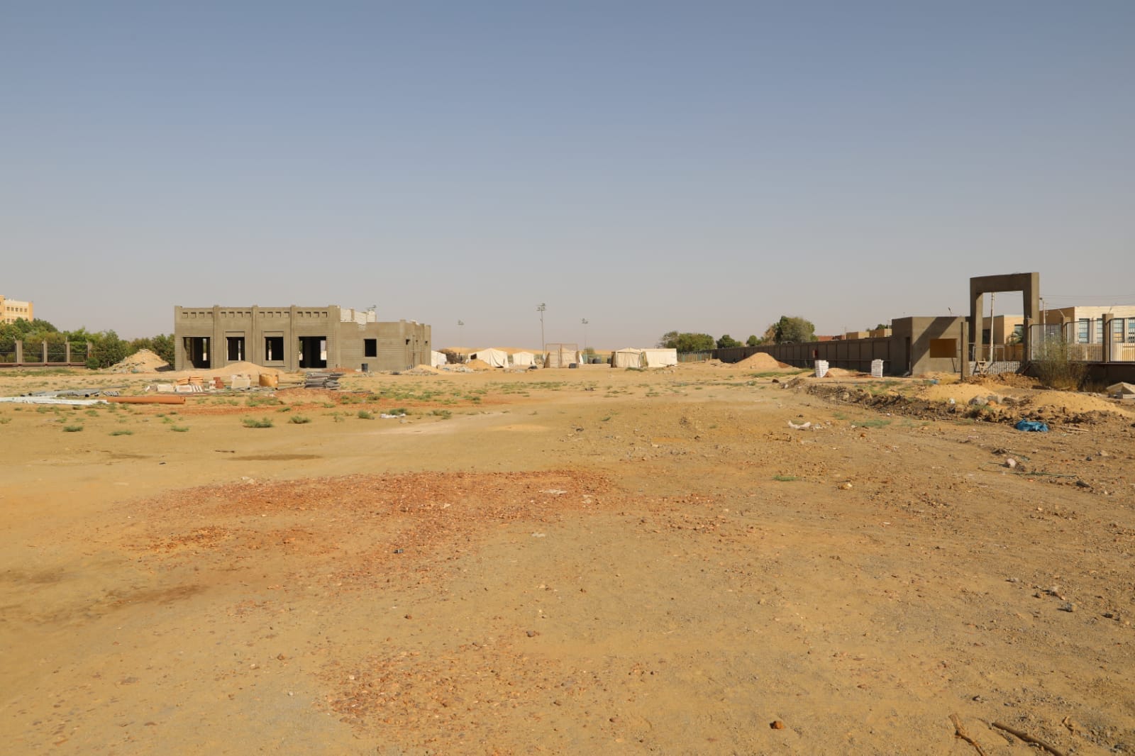 محافظ الوادي الجديد يتفقد عدة مناطق بمدينة الخارجة (1)