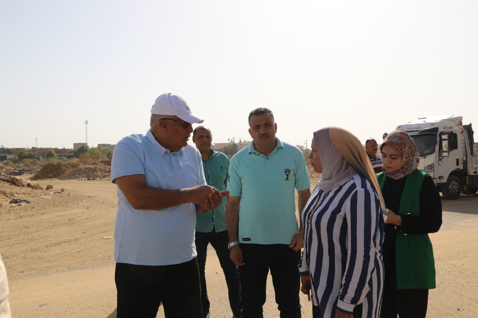 محافظ الوادي الجديد يتفقد عدة مناطق بمدينة الخارجة (2)