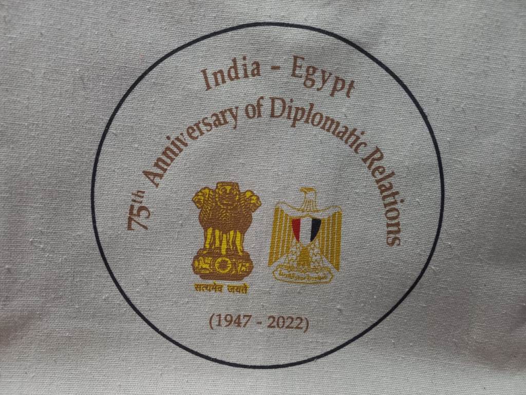 تبادل الدروع والهدايا التذكارية مع اجلانب الهندي (1)