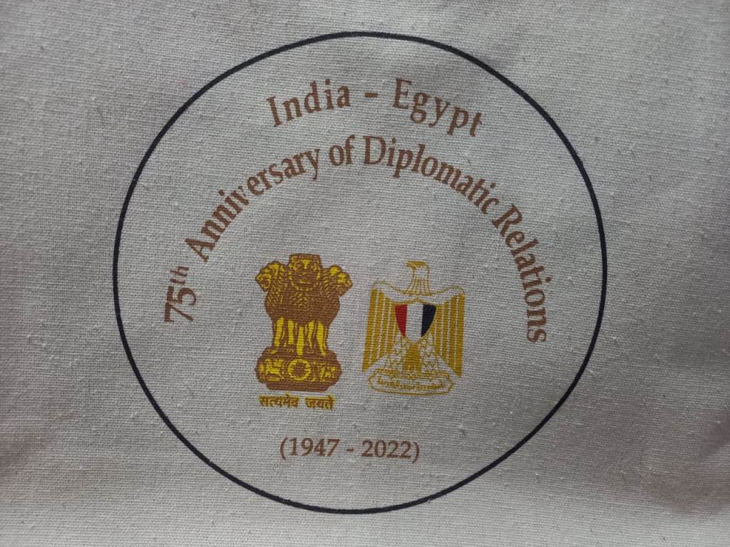 تبادل الدروع والهدايا التذكارية مع اجلانب الهندي (2)