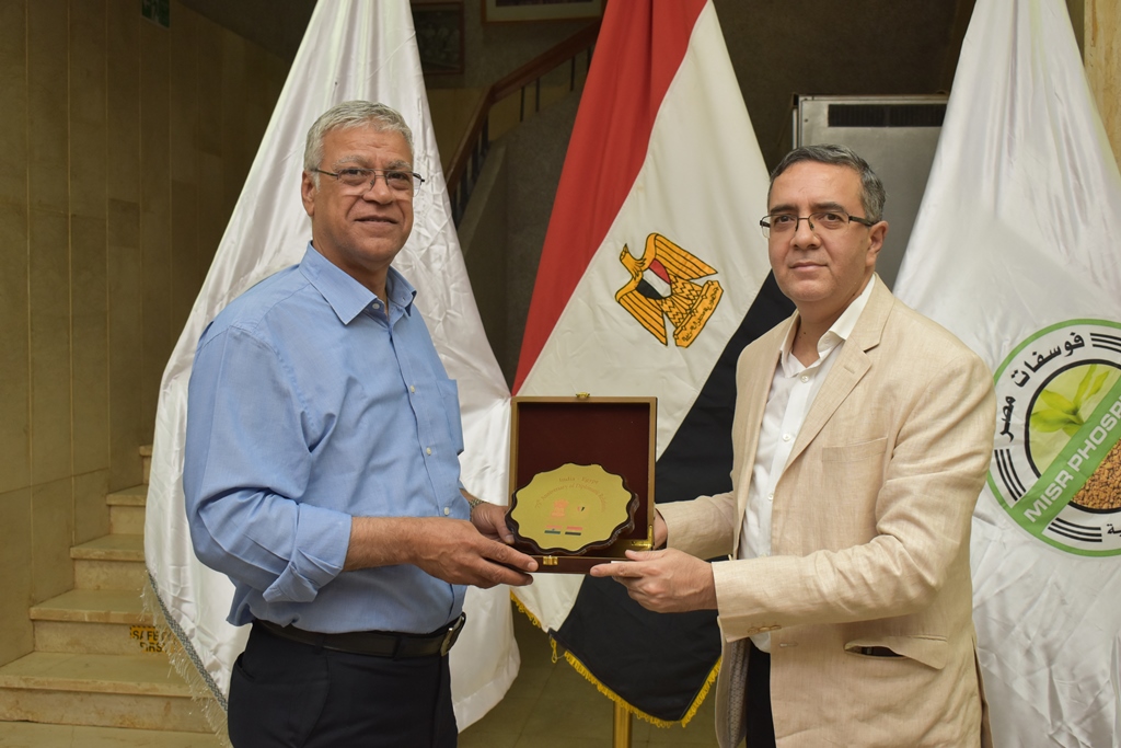 تبادل الدروع والهدايا التذكارية مع اجلانب الهندي (2)