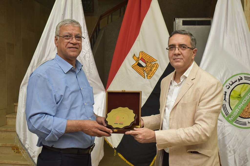 تبادل الدروع والهدايا التذكارية مع اجلانب الهندي (3)