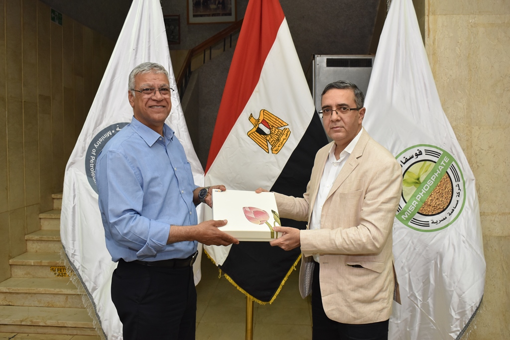 تبادل الدروع والهدايا التذكارية مع اجلانب الهندي (4)