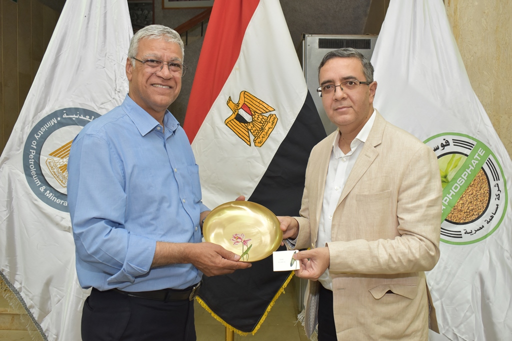 تبادل الدروع والهدايا التذكارية مع اجلانب الهندي (5)