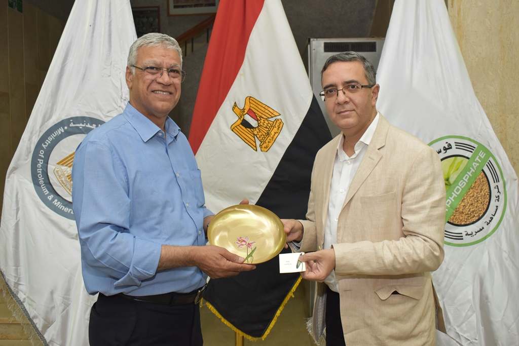 تبادل الدروع والهدايا التذكارية مع اجلانب الهندي (6)
