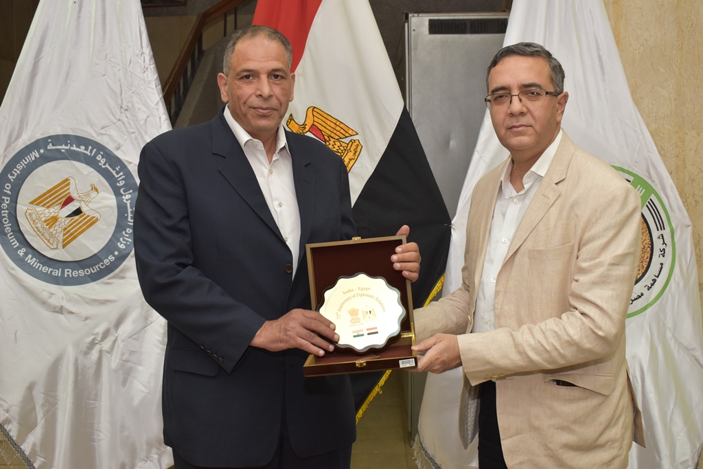 تبادل الدروع والهدايا التذكارية مع اجلانب الهندي (8)