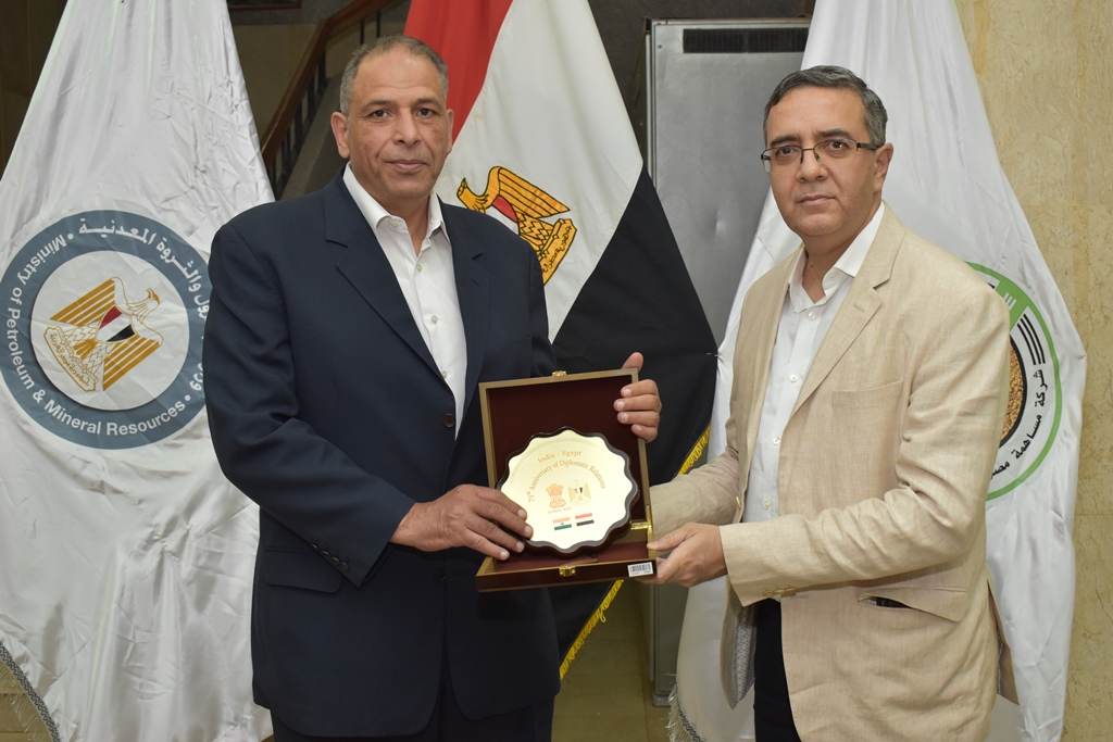 تبادل الدروع والهدايا التذكارية مع اجلانب الهندي (10)