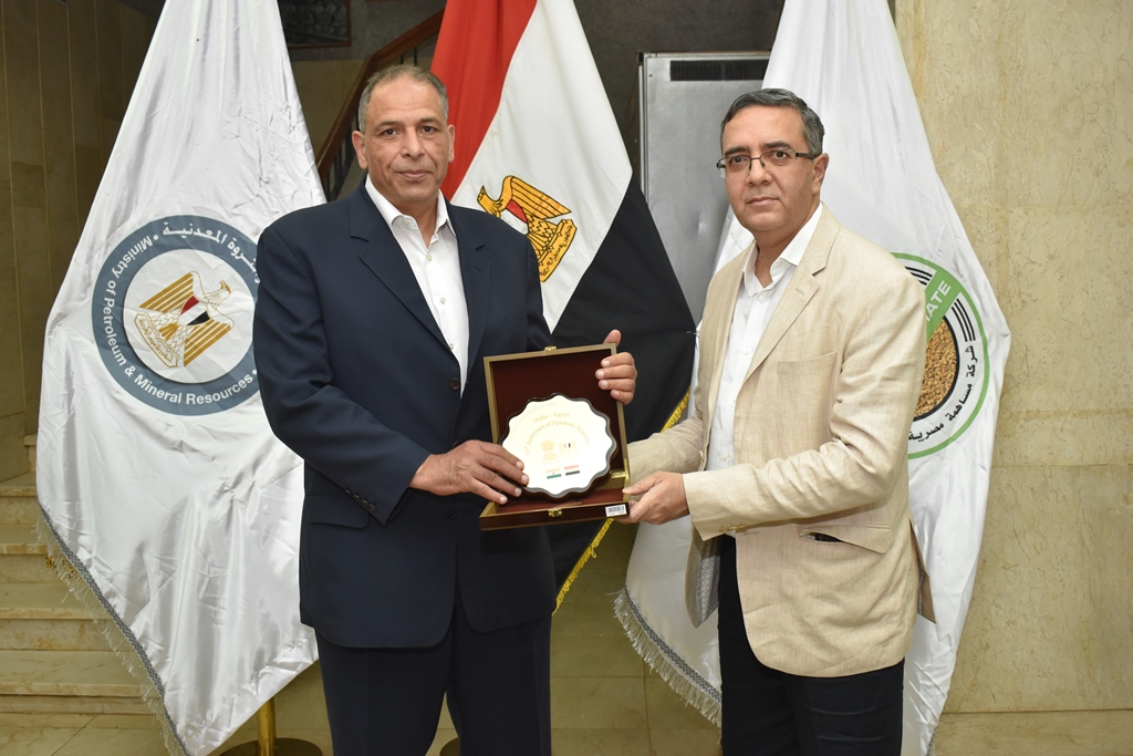 تبادل الدروع والهدايا التذكارية مع اجلانب الهندي (11)