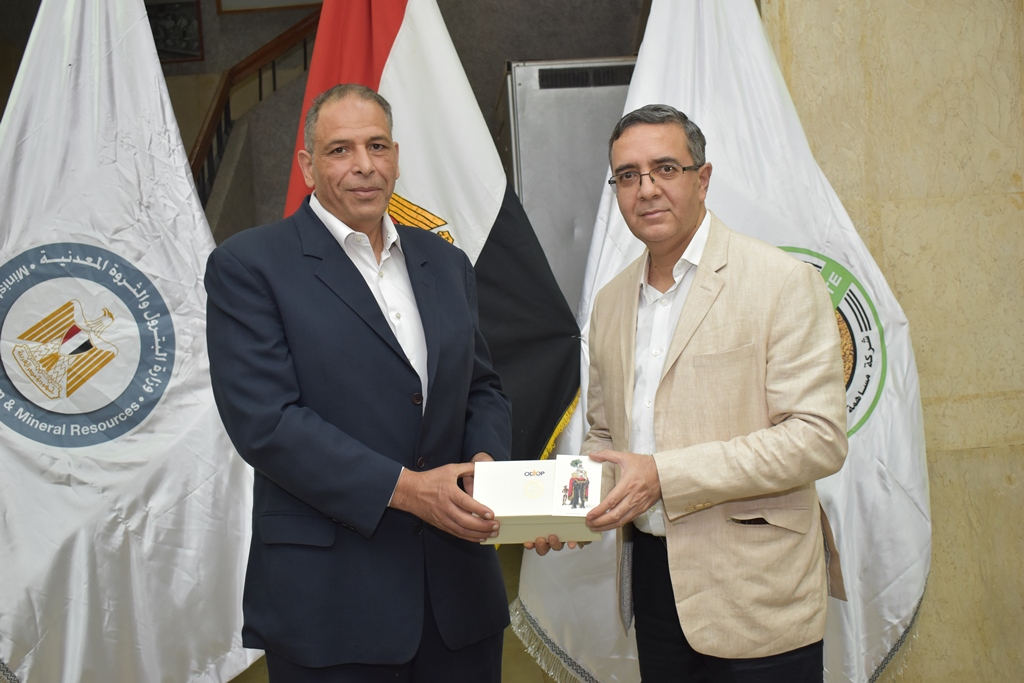 تبادل الدروع والهدايا التذكارية مع اجلانب الهندي (12)