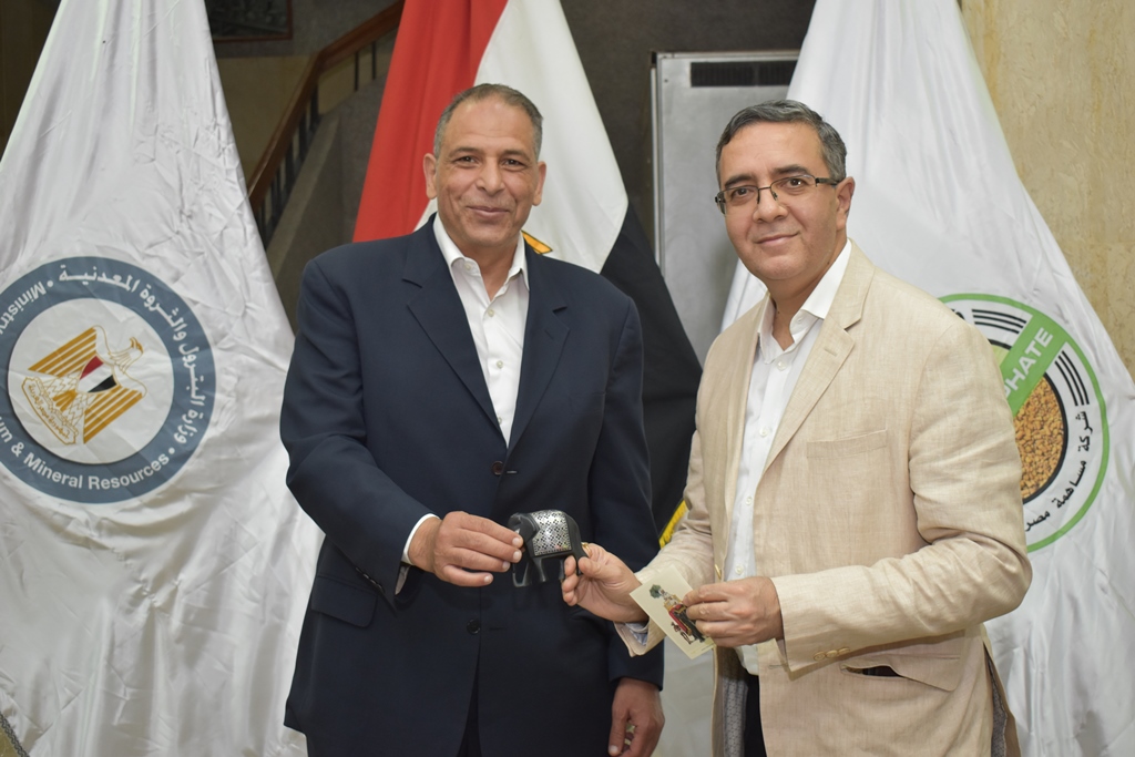 تبادل الدروع والهدايا التذكارية مع اجلانب الهندي (13)
