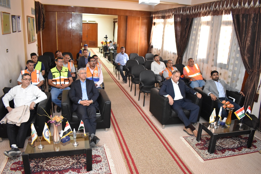جانب من زيارة السفير الهندي لموقع فوسفات أبو طرطور (5)