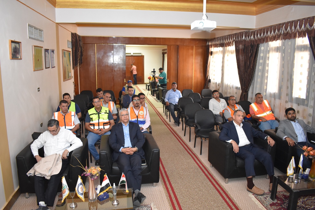 جانب من زيارة السفير الهندي لموقع فوسفات أبو طرطور (7)