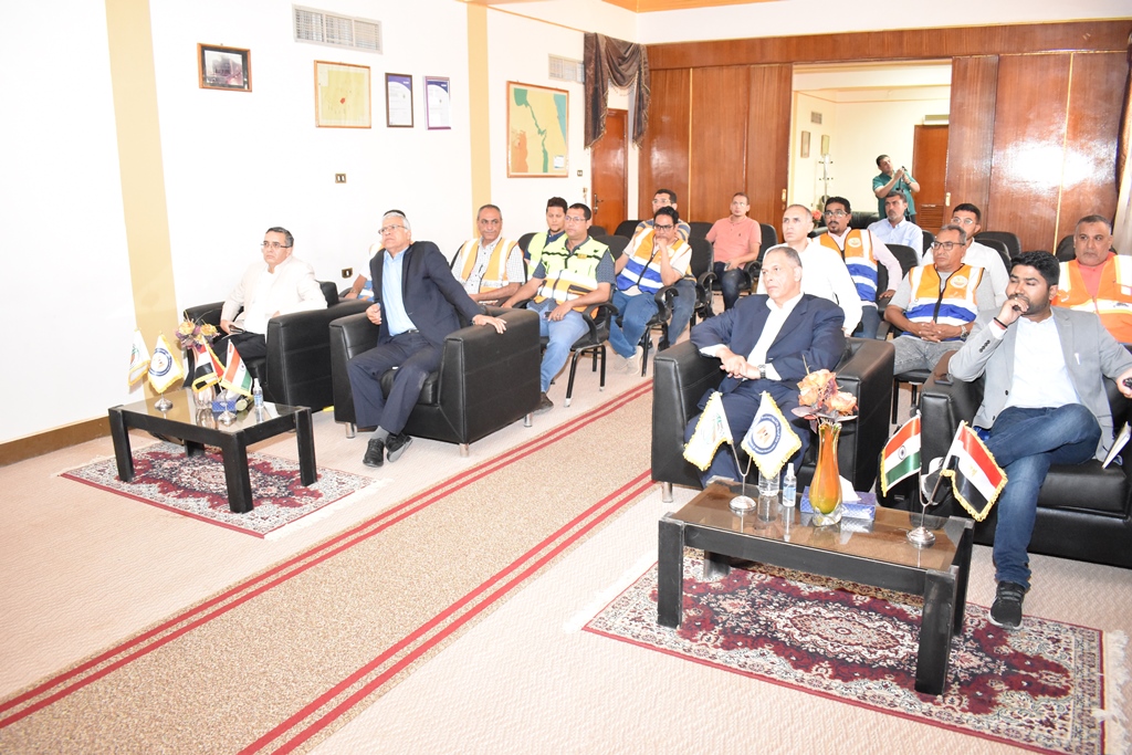 جانب من زيارة السفير الهندي لموقع فوسفات أبو طرطور (61)