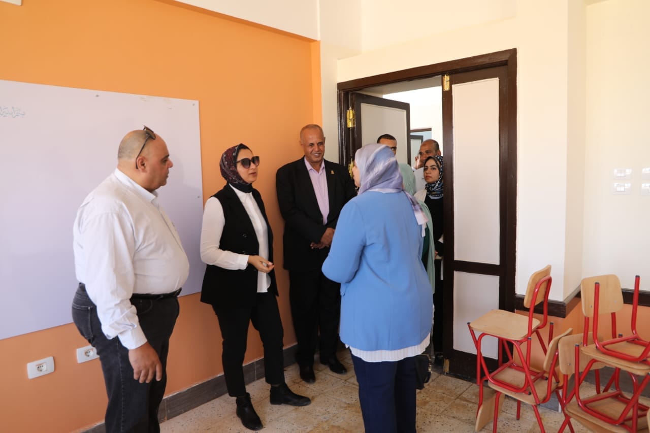 نائب محافظ الوادي الجديد تتابع جاهزية المدرسة الرسمية الدولية (3)