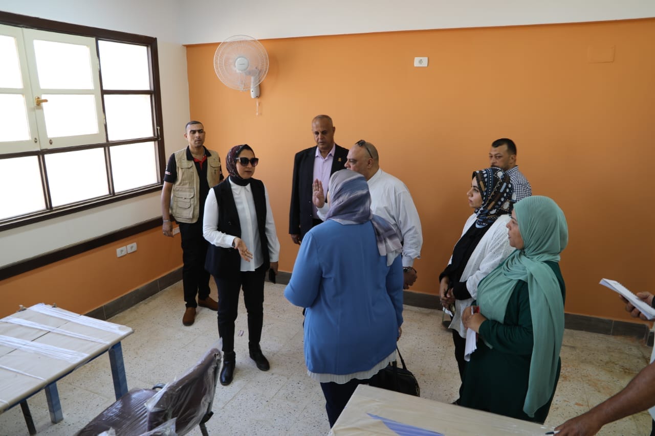 نائب محافظ الوادي الجديد تتابع جاهزية المدرسة الرسمية الدولية (5)