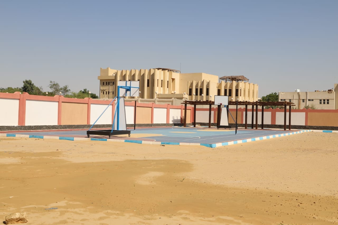 نائب محافظ الوادي الجديد تتابع جاهزية المدرسة الرسمية الدولية (8)