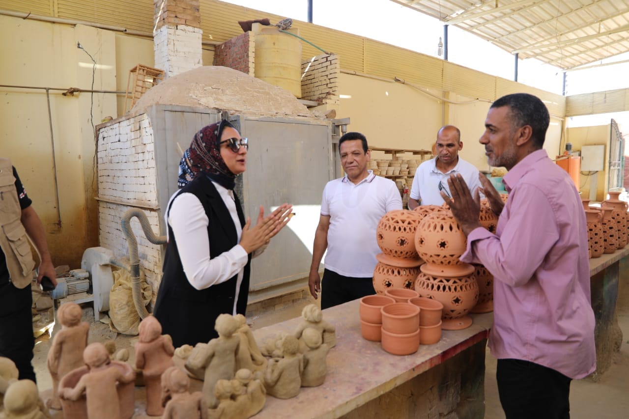 نائبة محافظ الوادي الجديد تزو مصنع الخزف والفخار بالخارجة (2)