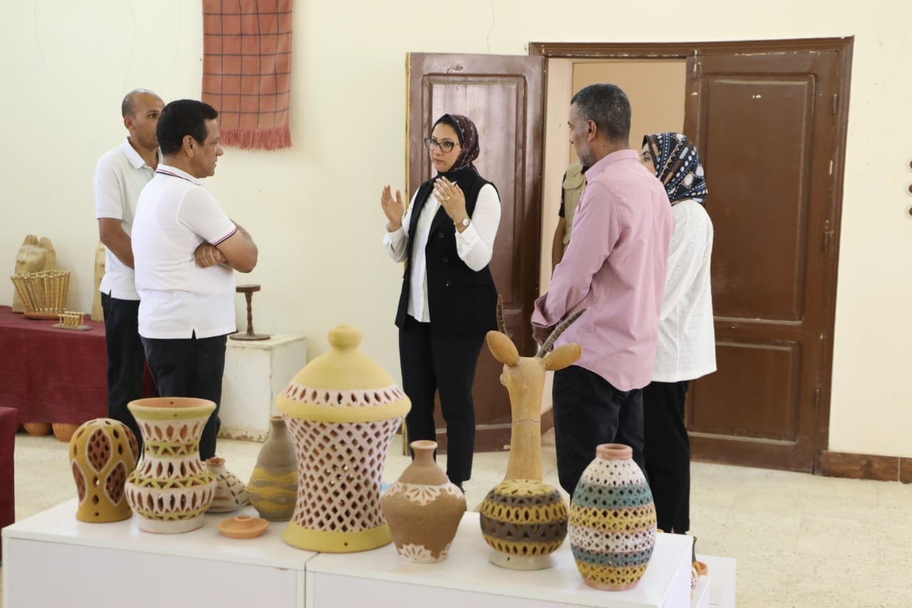 نائبة محافظ الوادي الجديد تزو مصنع الخزف والفخار بالخارجة (3)
