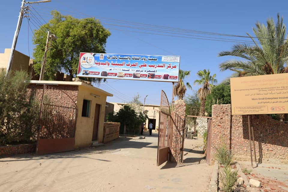 نائبة محافظ الوادي الجديد تزو مصنع الخزف والفخار بالخارجة (4)
