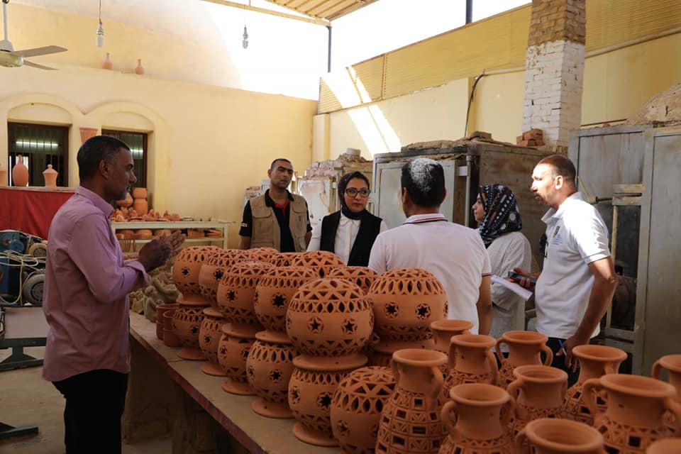 نائبة محافظ الوادي الجديد تزو مصنع الخزف والفخار بالخارجة (5)