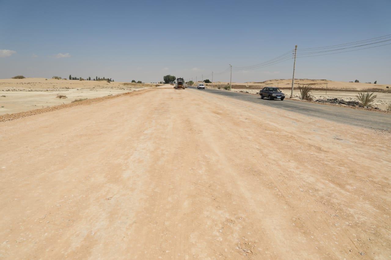 الزملوط يتابع أعمال تطوير ميدان الجمهورية الجديدة... ورفع كفاءة الميكنة الزراعية بالفرافرة (1)