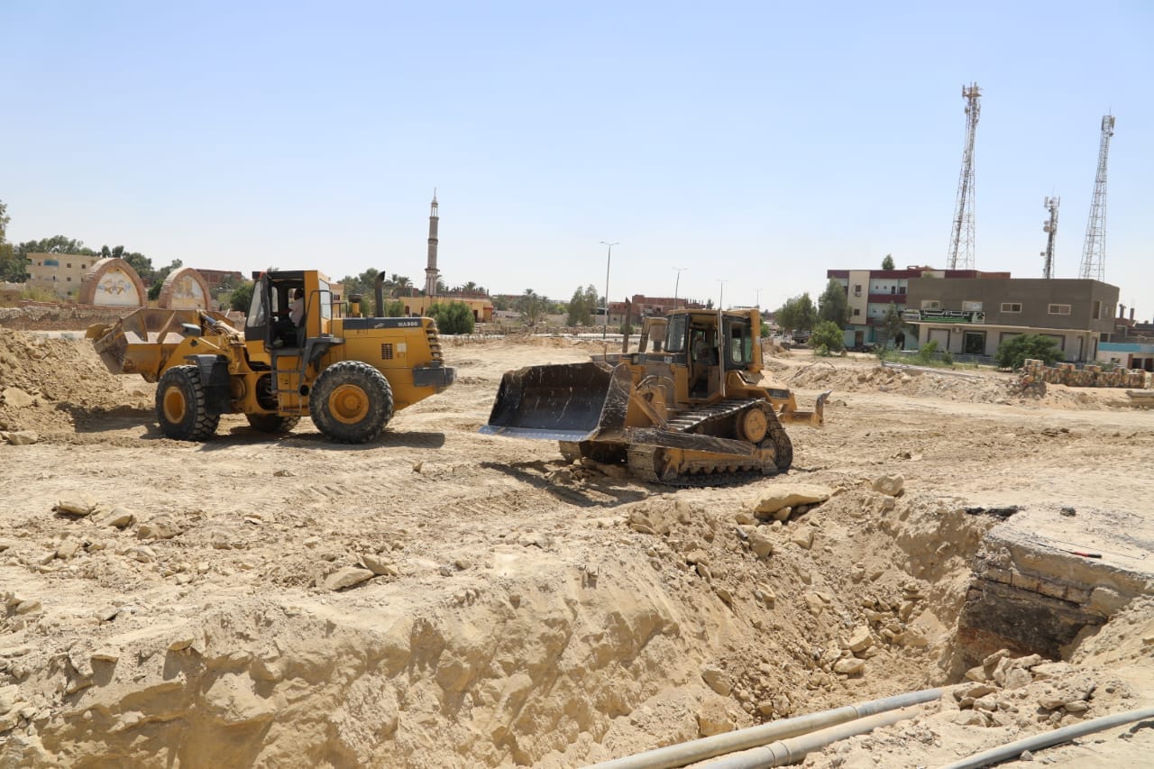 الزملوط يتابع أعمال تطوير ميدان الجمهورية الجديدة... ورفع كفاءة الميكنة الزراعية بالفرافرة (2)