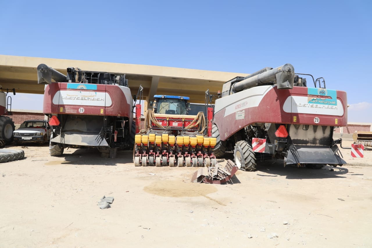 الزملوط يتابع أعمال تطوير ميدان الجمهورية الجديدة... ورفع كفاءة الميكنة الزراعية بالفرافرة (3)
