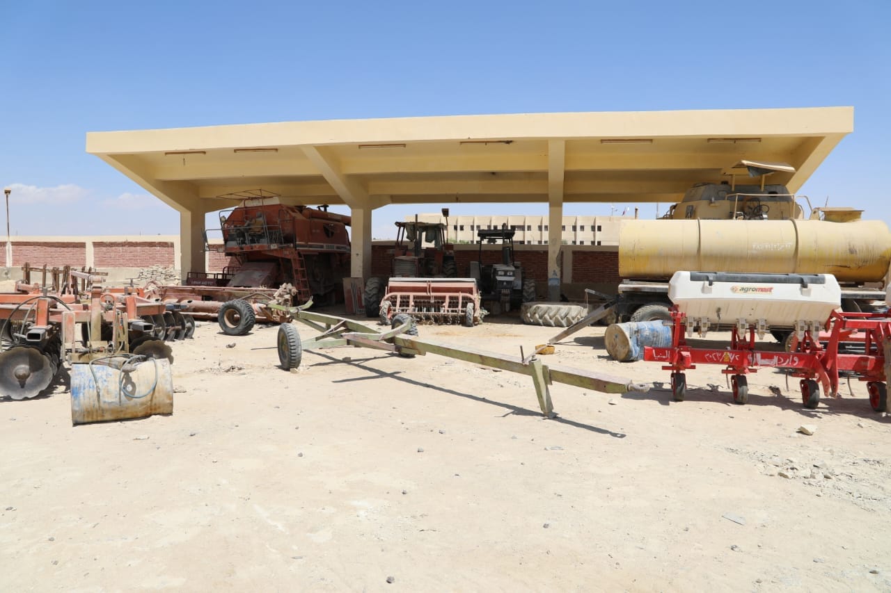 الزملوط يتابع أعمال تطوير ميدان الجمهورية الجديدة... ورفع كفاءة الميكنة الزراعية بالفرافرة (5)