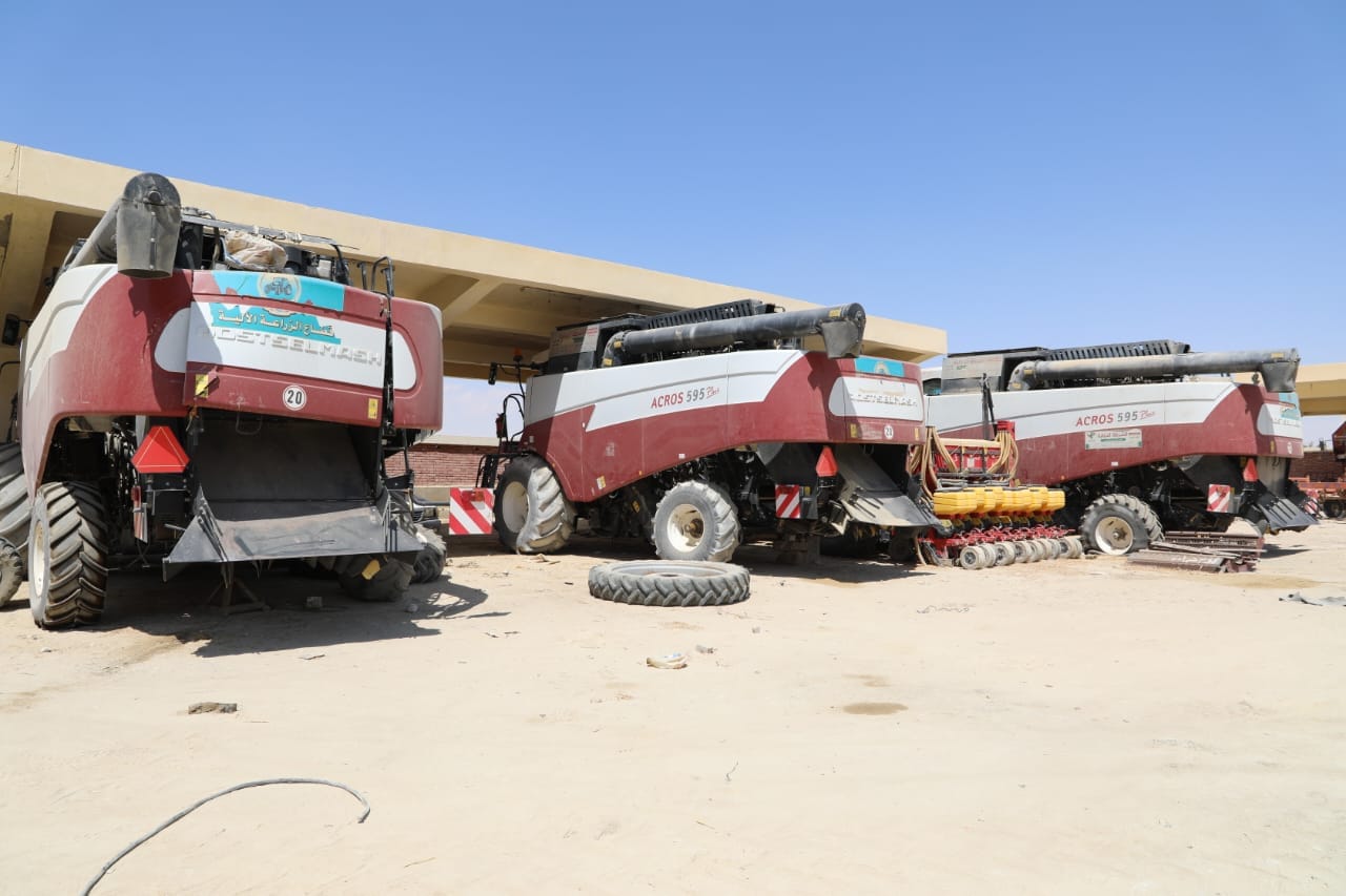 الزملوط يتابع أعمال تطوير ميدان الجمهورية الجديدة... ورفع كفاءة الميكنة الزراعية بالفرافرة (6)