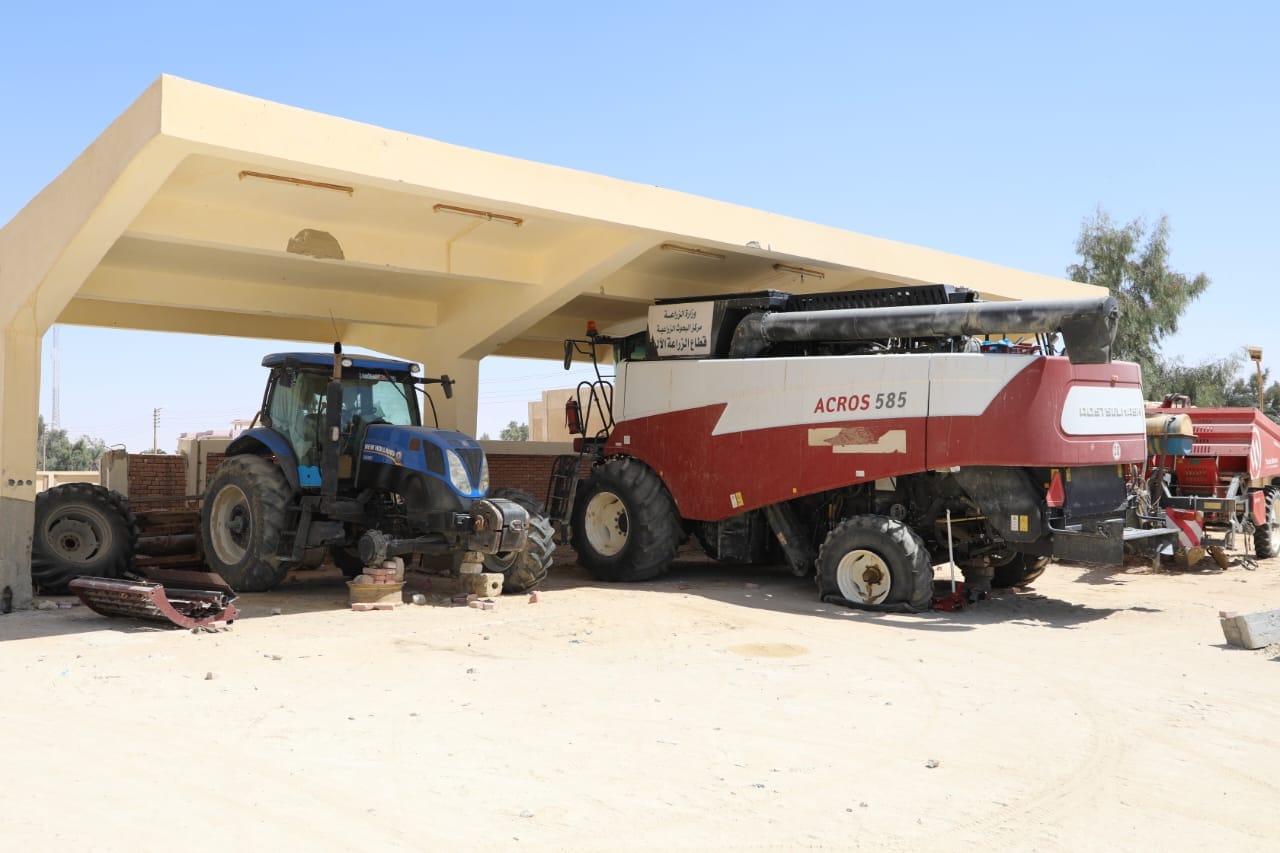 الزملوط يتابع أعمال تطوير ميدان الجمهورية الجديدة... ورفع كفاءة الميكنة الزراعية بالفرافرة (7)