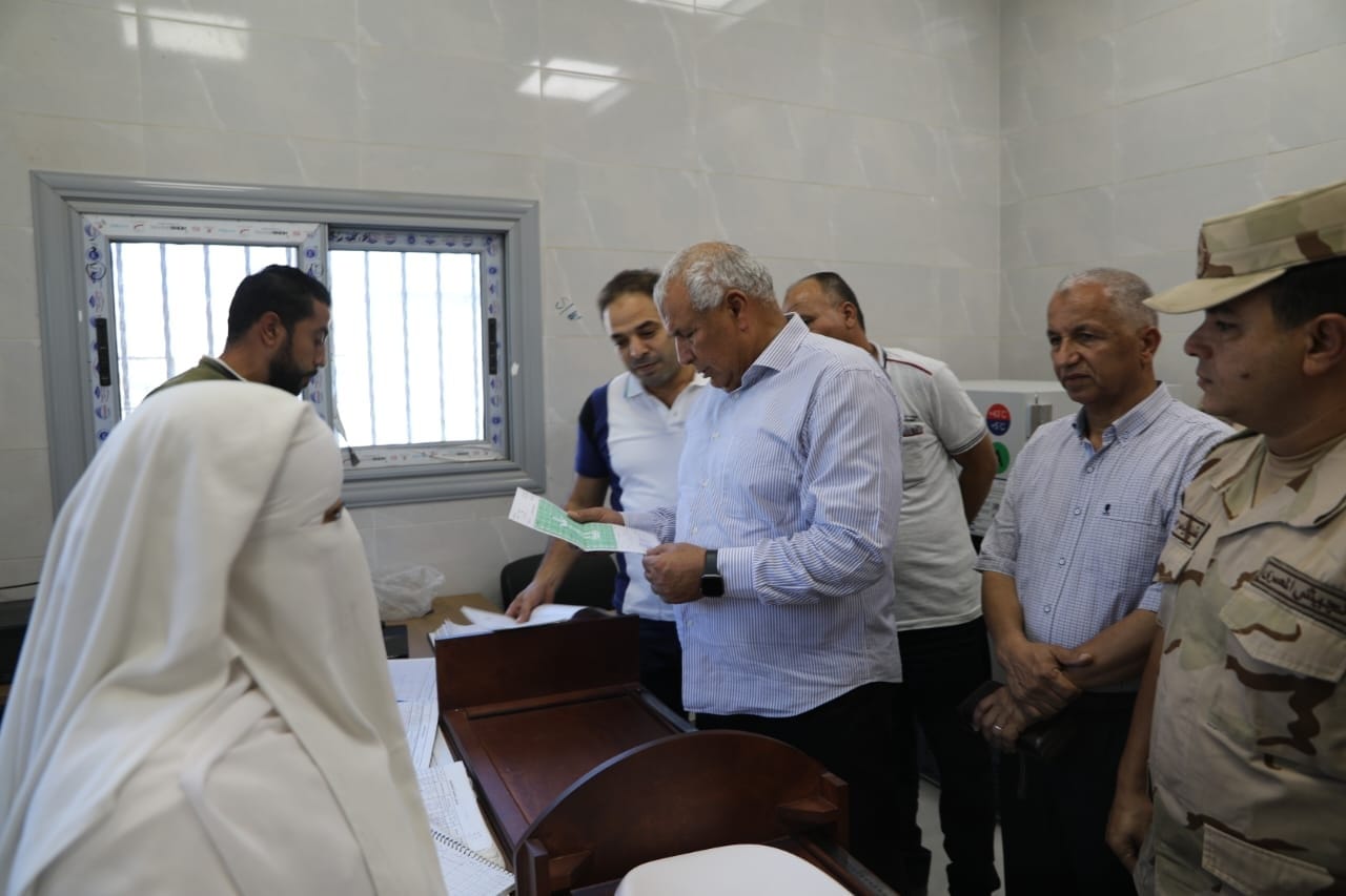 محافظ الوادي الجديد يتفقّد مشروعات حياة كريمة بالفرافرة (1)