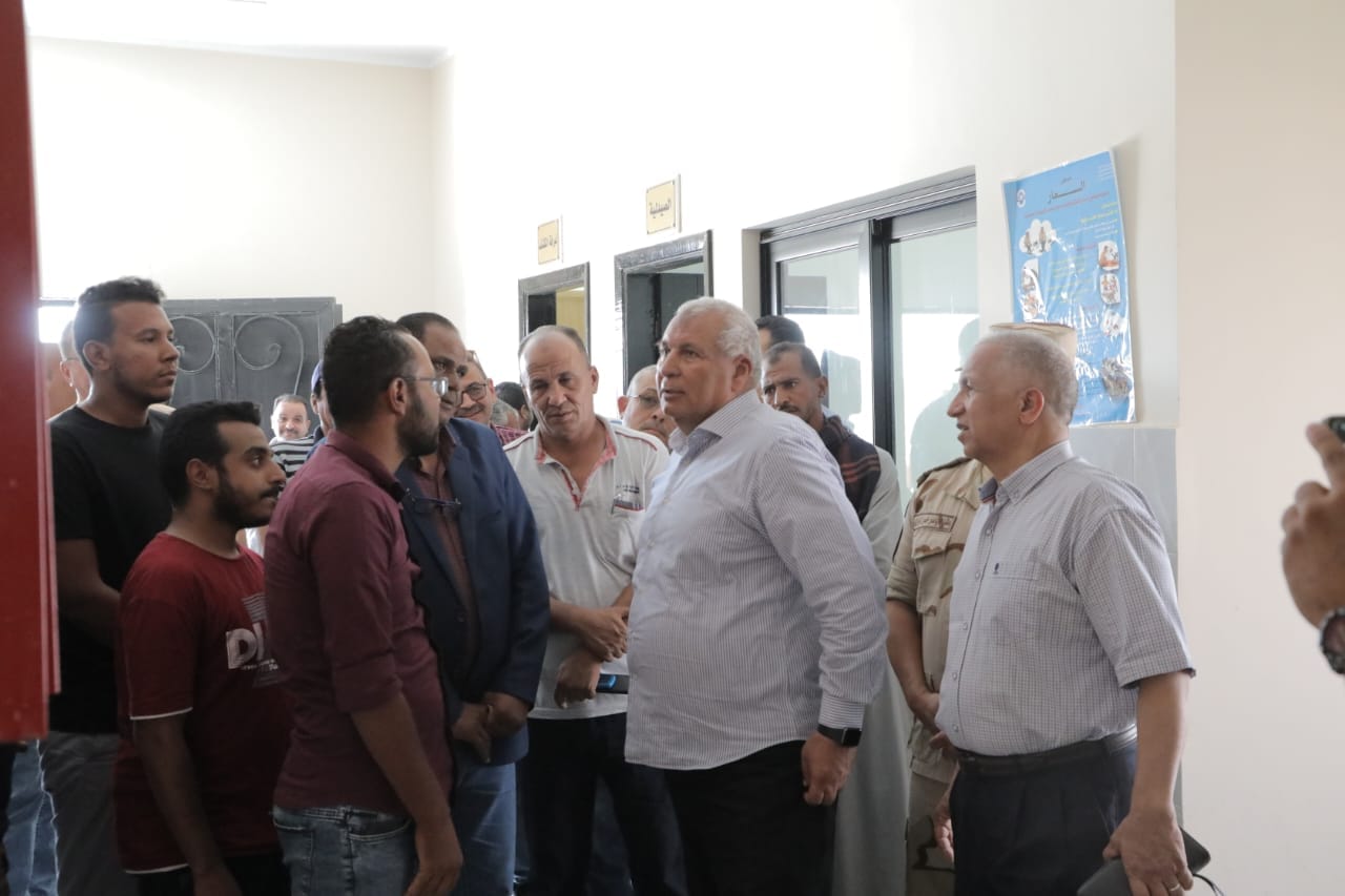 محافظ الوادي الجديد يتفقّد مشروعات حياة كريمة بالفرافرة (2)