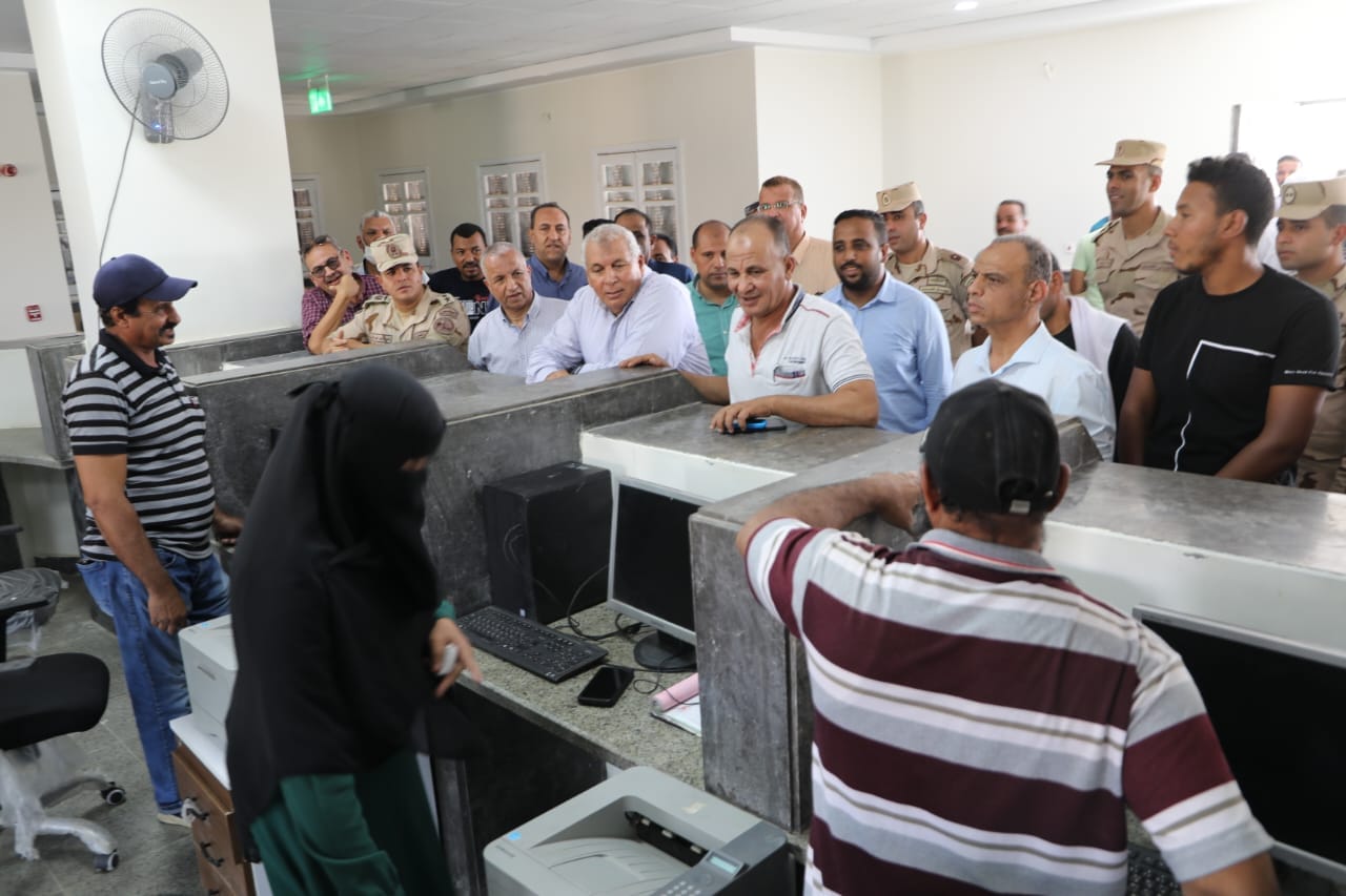 محافظ الوادي الجديد يتفقّد مشروعات حياة كريمة بالفرافرة (6)