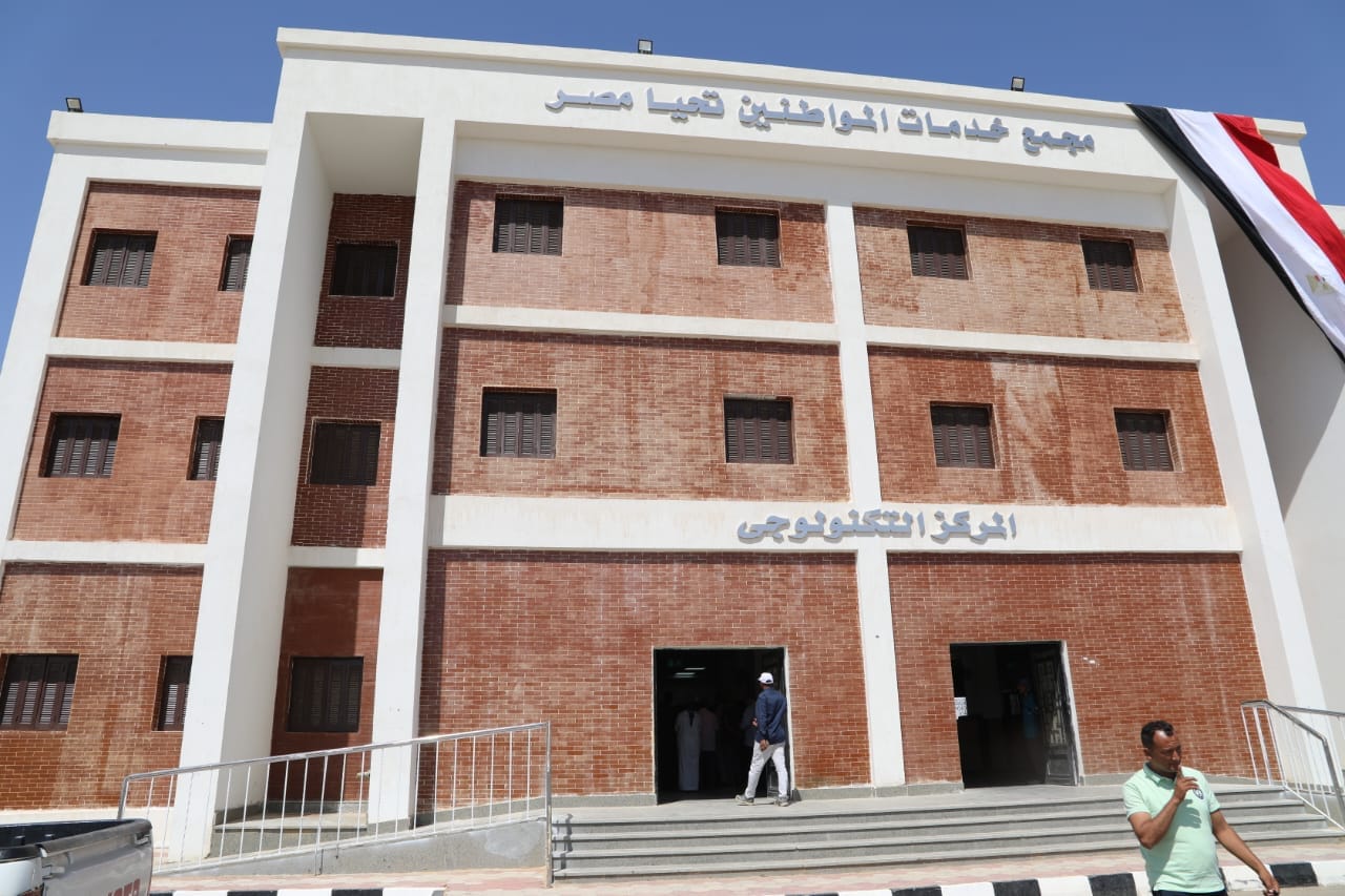 محافظ الوادي الجديد يتفقّد مشروعات حياة كريمة بالفرافرة (11)
