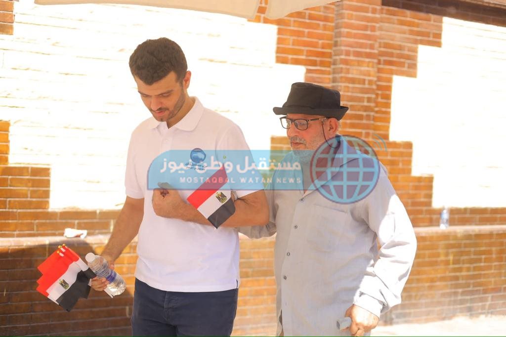 توافد أمانة حزب مستقبل وطن بالقاهرة على مكاتب الشهر العقاري لتحرير توكيلات لترشيح الرئيس السيسي