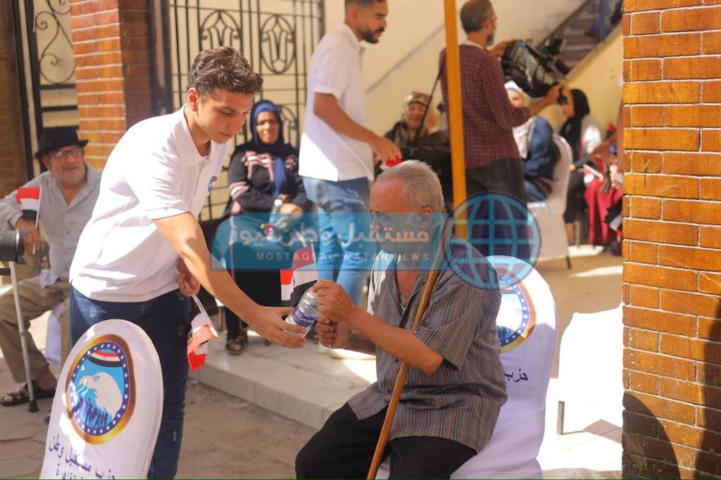توافد أمانة حزب مستقبل وطن بالقاهرة على مكاتب الشهر العقاري لتحرير توكيلات لترشيح الرئيس السيسي