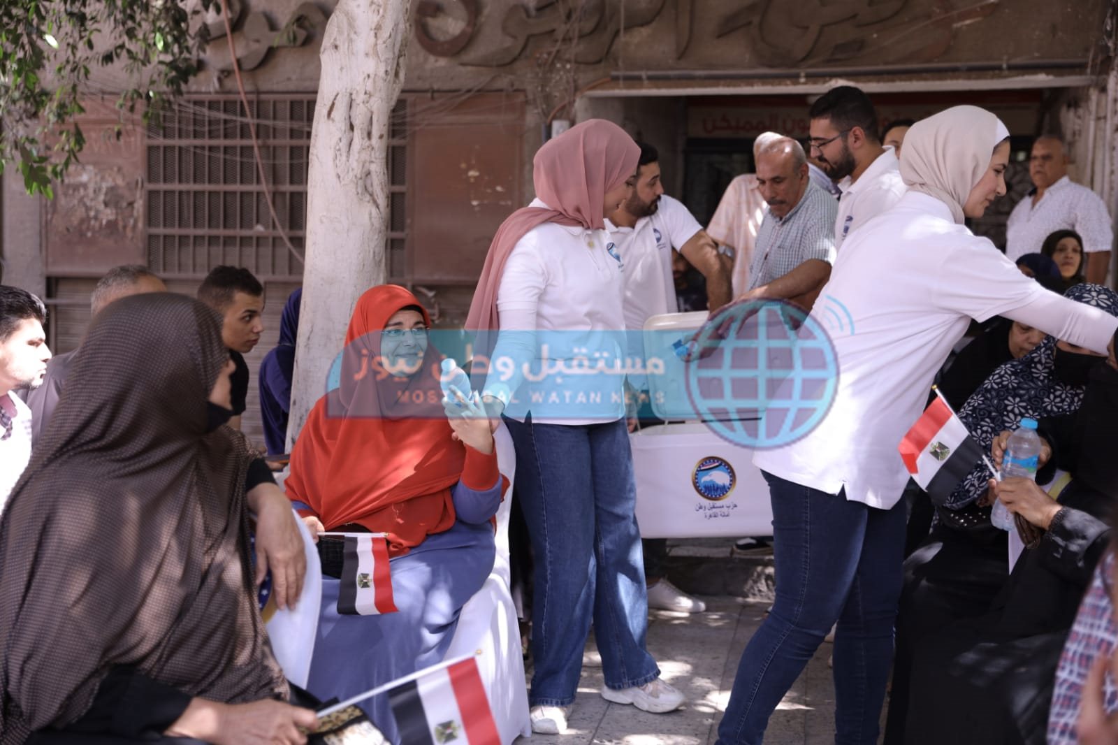 توافد أمانة حزب مستقبل وطن بالقاهرة على مكاتب الشهر العقاري لتحرير توكيلات لترشيح الرئيس السيسي