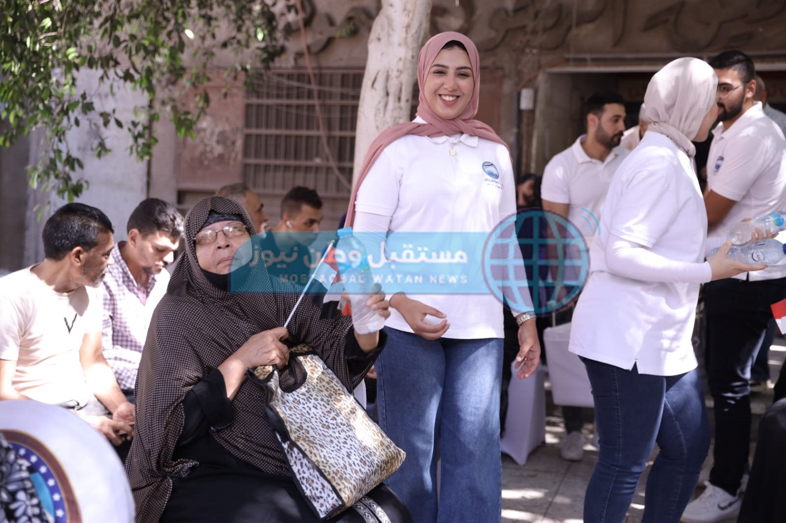 توافد أمانة حزب مستقبل وطن بالقاهرة على مكاتب الشهر العقاري لتحرير توكيلات لترشيح الرئيس السيسي