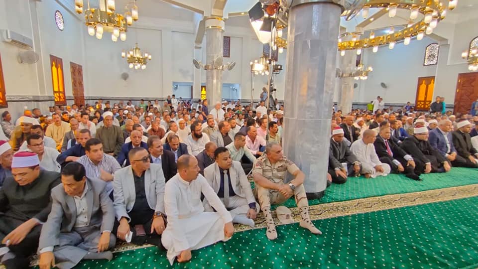 جموع المصلين بمسجد مدني