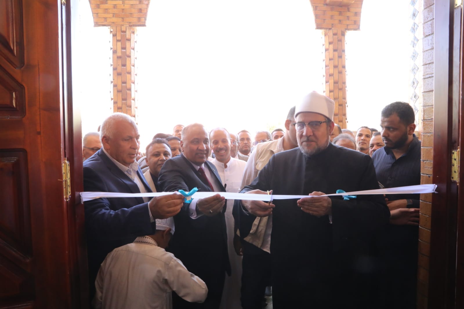 وزير الأوقاف ومحافظ الوادي الجديد يفتتحان مسجد محمود مدني بقرية الراشدة بالداخلة (1)