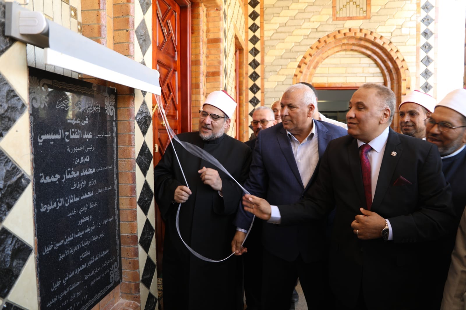 وزير الأوقاف ومحافظ الوادي الجديد يفتتحان مسجد محمود مدني بقرية الراشدة بالداخلة (2)