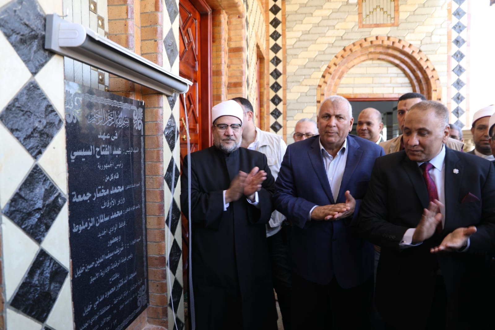 وزير الأوقاف ومحافظ الوادي الجديد يفتتحان مسجد محمود مدني بقرية الراشدة بالداخلة (3)
