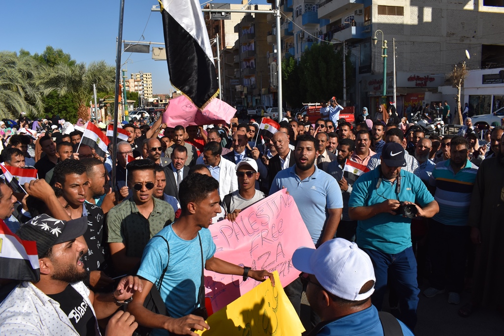 جموع الوادي الجديد تندد بقصل مستشفى المعمداني في فلسطين (1)