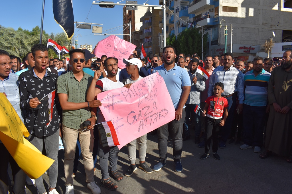 جموع الوادي الجديد تندد بقصل مستشفى المعمداني في فلسطين (2)