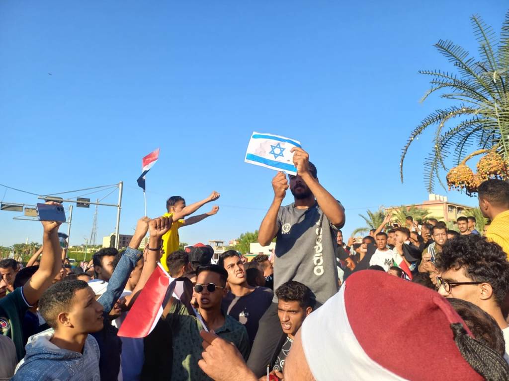شباب الوادي يحرق علم اسرائيل