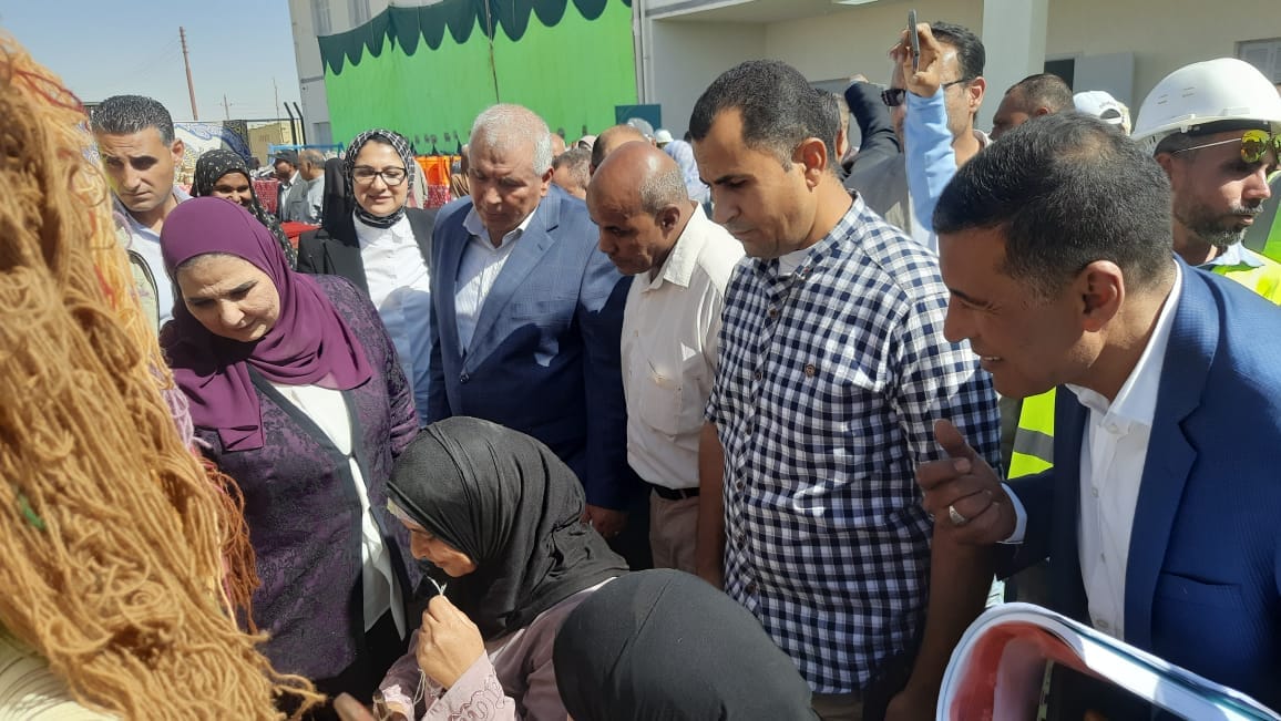 وزيرة التضامن الاجتماعي تتفقد مركز تنمية الأسرة والطفولة بقرية عثمان بن عفان بالفرافرة